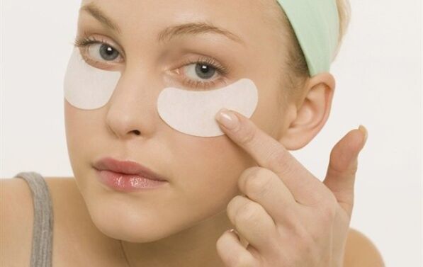 Rejuvenate the skin around the eyes using a patch