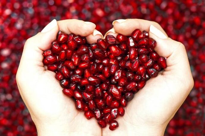 The oil obtained from pomegranate seeds restores facial skin tone and protects against UV radiation. 